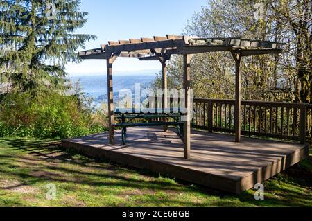 Un gazebo che si affaccia sul lago Sammamish nel Cougar Mountain Regional Park, Washington, USA Foto Stock