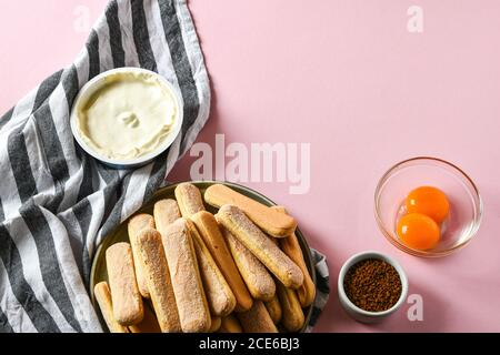 Cucina Dessert italiano con cacao, caffè e mascarpone Tiramisu e tutti gli ingredienti e gli utensili alimentari necessari. Passo dopo passo Foto Stock