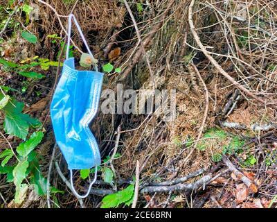 Salute maschera bocca abbandonato nella foresta. Concetto di salute Foto Stock