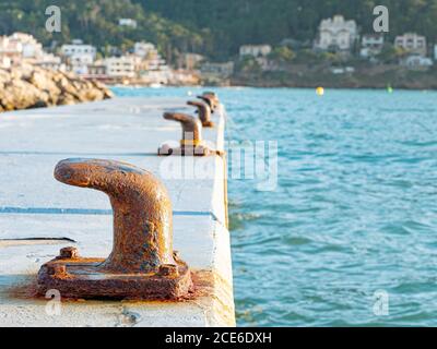 Mole di calcestruzzo nel porto con i bulloni di acciaio Foto Stock