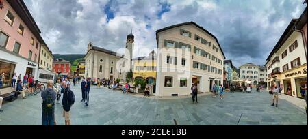 SAN CANDIDO, ITALIA - 14 AGOSTO 2020: Strade di Innichen nella stagione estiva. Foto Stock