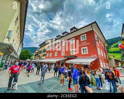 SAN CANDIDO, ITALIA - 14 AGOSTO 2020: Strade di Innichen nella stagione estiva. Foto Stock