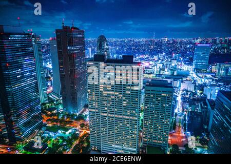 Vista notturna di Tokyo vista dalla piattaforma di osservazione della Tokyo Metropolitan Government Building Foto Stock