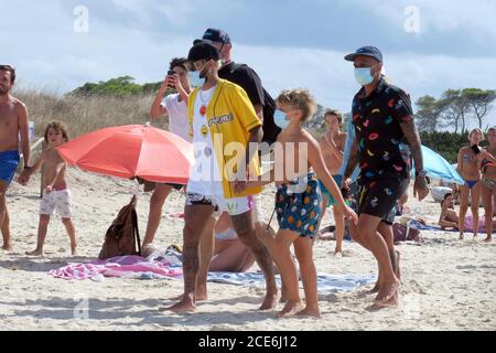 Formentera, Spagna. 30 agosto 2020. Neymar si rilassa sulla barca con un gruppo di amici, ma è quando scende in spiaggia che si trasforma in un padre protettore abbracciando il figlio Davi Lucca nel momento dell'assalto dei tifosi. Credit: Agenzia fotografica indipendente/Alamy Live News Foto Stock