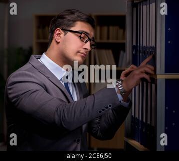 Imprenditore quasi addormentarsi a lavorare fino a tardi in ufficio Foto Stock