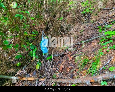 Salute maschera bocca abbandonato nella foresta. Concetto di salute Foto Stock