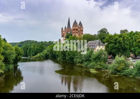 Vista sulla cattedrale di Limburgo sul Lahn Fiume Foto Stock