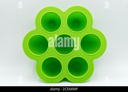 Stampi in silicone verde per cupcake e muffin, isolati su fondo bianco Foto Stock