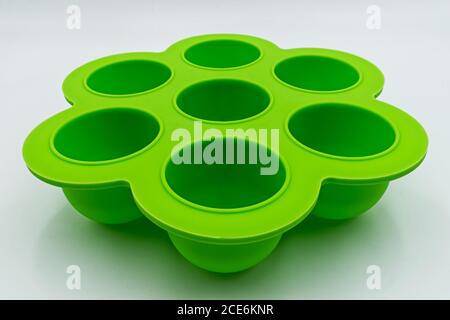 Stampi in silicone verde per cupcake e muffin, isolati su fondo bianco Foto Stock