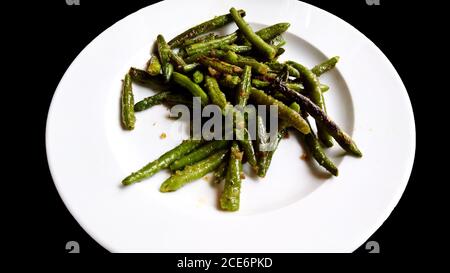 Fagioli verdi arrostiti su un piatto Foto Stock