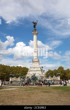 Bordeaux, Francia - 9 Settembre 2018: Esplanade des Quinconces, la fontana del monumento aux in Girondins Bordeaux. Francia Foto Stock