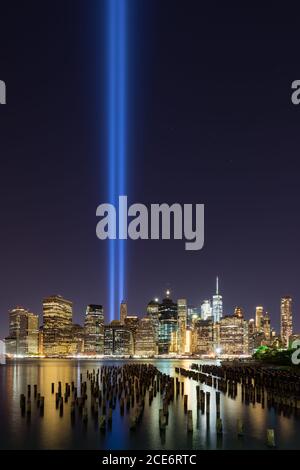 Tributo alla luce sul Fiume Est e i grattacieli di Lower Manhattan. Distretto finanziario, New York City Foto Stock