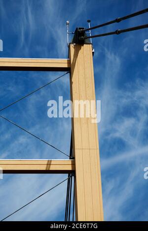 Skelleftea, Norrland Svezia - 1 agosto 2020: Parte di un'alta campata di ponte fatta di legno Foto Stock