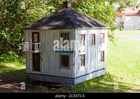 Skelleftea, Norrland Svezia - 1 agosto 2020: Una casa modello di un vecchio negozio di alimentari Foto Stock