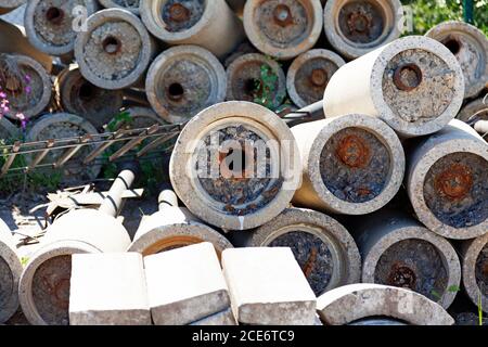 pesi di cemento in misure diverse per progetti di costruzione Foto Stock