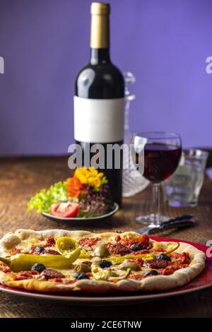 pizza fresca con vino rosso Foto Stock