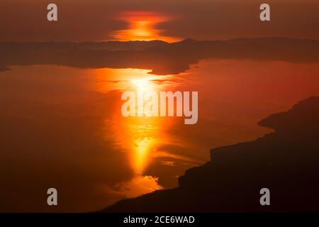 Tramonto aereo, alba sul mare, Atene, Grecia Foto Stock