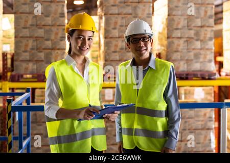 Ritratto del responsabile e del lavoratore di magazzino asiatico Foto Stock