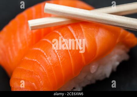 due sushi nigiriwith salmone Foto Stock