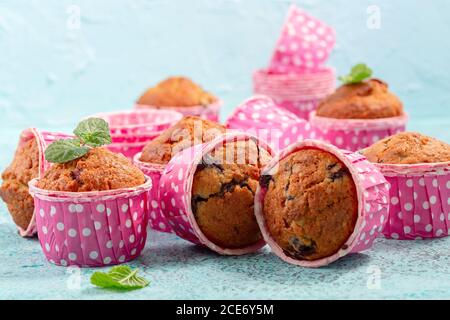 Muffin fatti in casa con ribes nero. Foto Stock