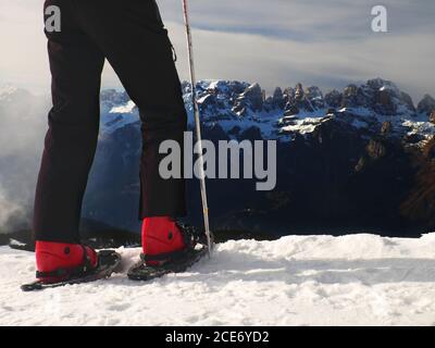 Sciatore in giacca invernale rossa con piccolo soggiorno divertente sci nella neve Foto Stock