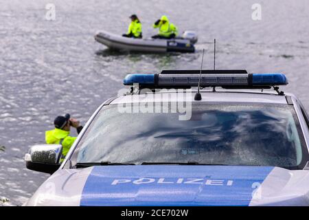 Dresda, Germania. 28 Agosto 2020. Poliziotti della polizia dell'acqua con motoscafo su un lago. In primo piano un veicolo di polizia con luce blu. Credit: Tino Plunert/dpa-Zentralbild/ZB/dpa/Alamy Live News Foto Stock