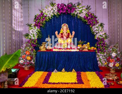 Lord Ganesha decorato con fiori di orchidee Foto Stock