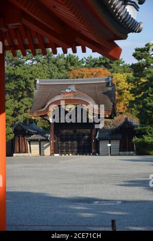 Toreingang im Gyoen-Park des Kaiserpalastes Kyoto. Foto Stock