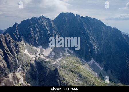 Vista dalla cima di Končistá sul crinale di Gerlach con la vetta più alta della Slovacchia Gerlach in alta Tatra, Slovacchia Foto Stock