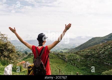 Lunga esposizione di onde che si lavano su rocce contro il cielo nuvoloso Nelle Asturie Foto Stock