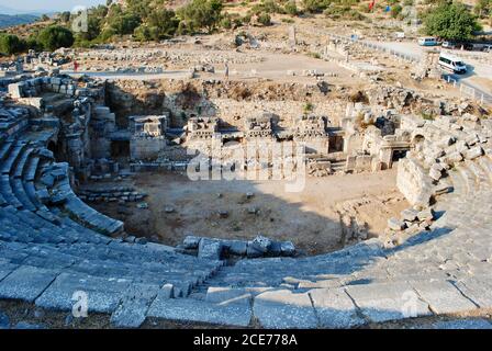 I turisti visitano l'antico anfiteatro di Xanthos-Letoon, la capitale di Lycia risalente al 500 a.C., un notevole complesso archeologico UNESCO World Foto Stock