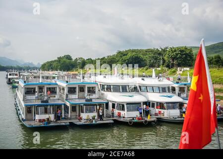 Barche in attesa di turisti su un fiume li in Cina Foto Stock