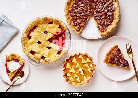 Vista dall'alto della varietà di torte del ringraziamento: torta di frutti di bosco, torta di zucca e crostata di pecan Foto Stock
