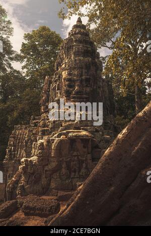 Facciata di incredibile monumento religioso di Buddha situato in Angkor Wat complesso sulla giornata di sole in Cambogia Foto Stock