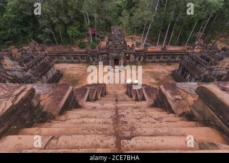 Esterno stagionato dello storico complesso Angkor Wat in Cambogia Foto Stock