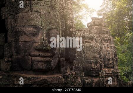 Facciata di incredibile monumento religioso di Buddha situato in Angkor Wat complesso sulla giornata di sole in Cambogia Foto Stock