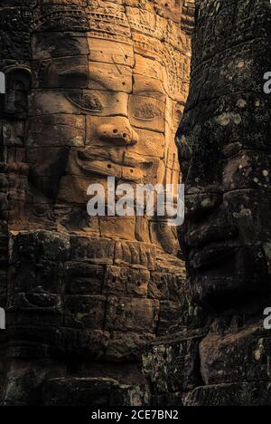 Facciata di incredibile monumento religioso di Buddha situato in Angkor Wat complesso sulla giornata di sole in Cambogia Foto Stock