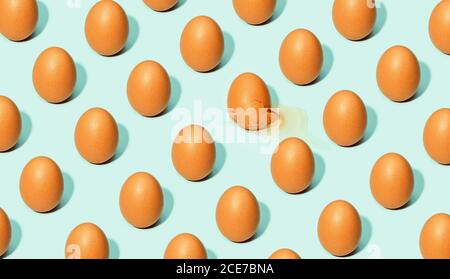 Fondo senza cuciture di uova marroni poste in file su bianco tavolo in studio Foto Stock