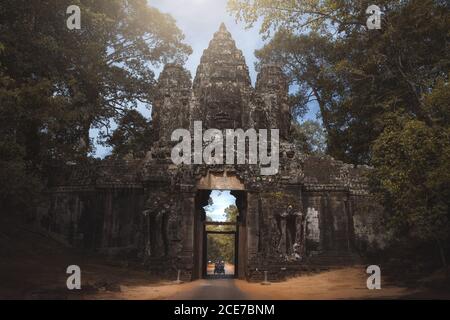 Esterno intemperie dello storico complesso Angkor Wat contro il cielo nuvoloso In Cambogia Foto Stock