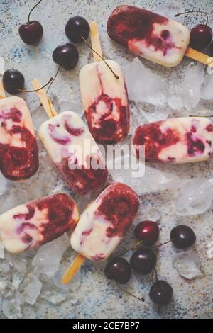 Deliziosi popsicles fatti in casa a base di ciliegie e panna. Foto Stock