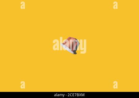 Vista dall'alto della cialda di caffè marrone su sfondo giallo Foto Stock