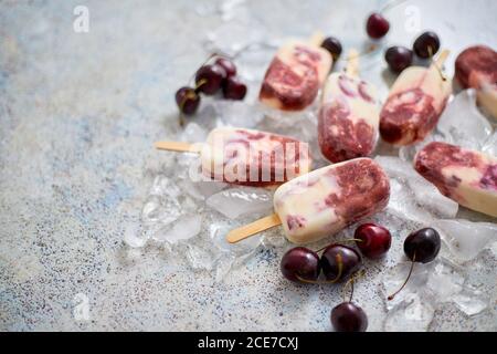 Deliziose Possicles di Ciliegio fatte in casa con latte di cocco. Concetto di cibo sano estivo Foto Stock