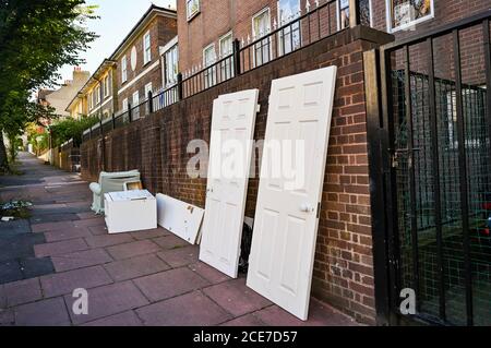 Brighton UK 31 agosto 2020 - Mobili e porte a sinistra su una strada a Brighton accanto al consiglio rifiuti comuni come ribaltamento della mosca è diventato più di un problema durante il coronavirus pandemic lockdown in Gran Bretagna: Credit Simon Dack / Alamy Live News Foto Stock