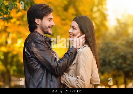 Uomo innamorato che tocca la sua amata donna guancia Foto Stock