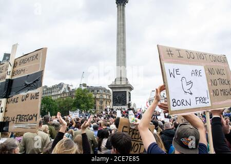 TRAFALGAR SQUARE, LONDRA/INGHILTERRA- 29 agosto 2020: Manifestanti al rally dell'Unite per la libertà; dove migliaia di persone si sono riunite per protestare contro il blocco Foto Stock
