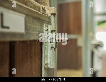 Primo piano di un vecchio blocco del bullone di scorrimento su un porta in legno Foto Stock