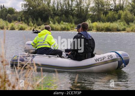 Dresda, Germania. 28 Agosto 2020. Gli agenti di polizia della polizia dell'acqua con le giacche di colore del segnale sono seduti su un gommone. Credit: Tino Plunert/dpa-Zentralbild/ZB/dpa/Alamy Live News Foto Stock