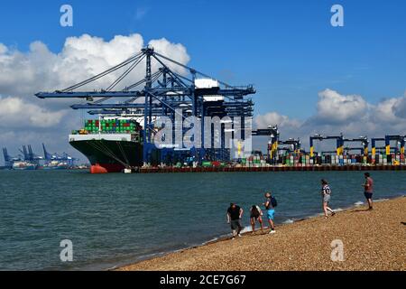 Carico e scarico di una nave da carico a Felixstowe Port, Suffolk, Regno Unito Foto Stock