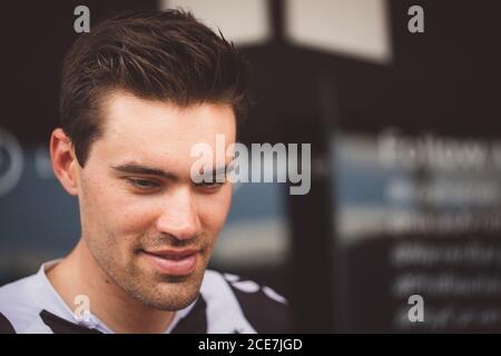 Giro d'Italia fase 5 Pedara a Messina. 10 maggio 2017. Tom Dumoulin è intervistato prima della fase. Foto Stock