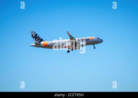 L'aereo Jetstar atterra all'aeroporto di Auckland Foto Stock